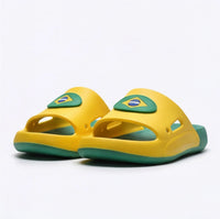 Chinelo Slide Nuvem Infantil Brasil ✦ Bandeira Copa | VAI DAR BRASIL