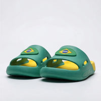 Chinelo Slide Nuvem Infantil Brasil ✦ Bandeira Copa | VAI DAR BRASIL