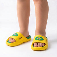 Chinelo Slide Nuvem Infantil Brasil ✦ Bandeira Copa | VAI DAR BRASIL