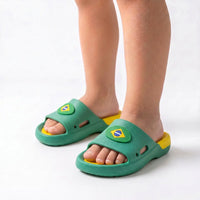 Chinelo Slide Nuvem Infantil Brasil ✦ Bandeira Copa | VAI DAR BRASIL