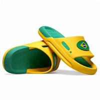 Chinelo Slide Nuvem Infantil Brasil ✦ Bandeira Copa | VAI DAR BRASIL